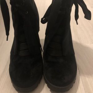 Lace up front short bootie black size 6